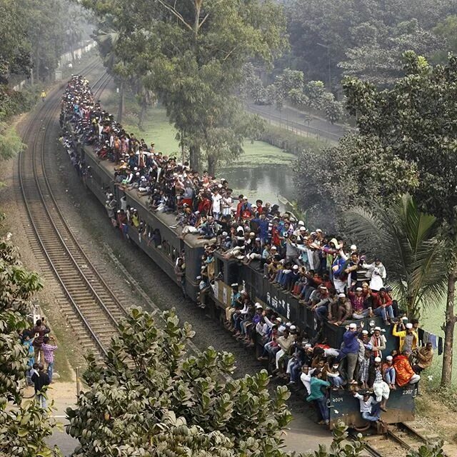 Поезд в индии с людьми фото The Guardian on Instagram: "Muslim devotees travel on a train on the outskirts o