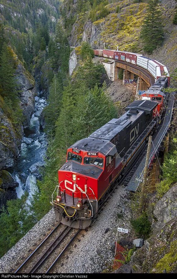 Поезд вертикальное фото Twin GE C44-9Ws of the Canadian National Railway at the breathtaking Cheakamus C