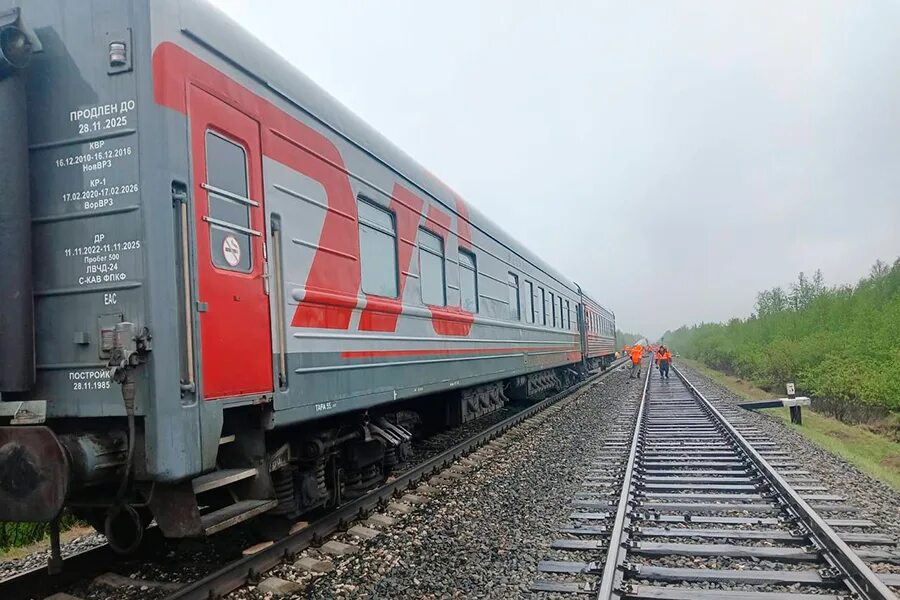 Поезд воркута новороссийск фото Вагон в реке: как выглядит сошедший с рельсов пассажирский поезд в Коми - РБК