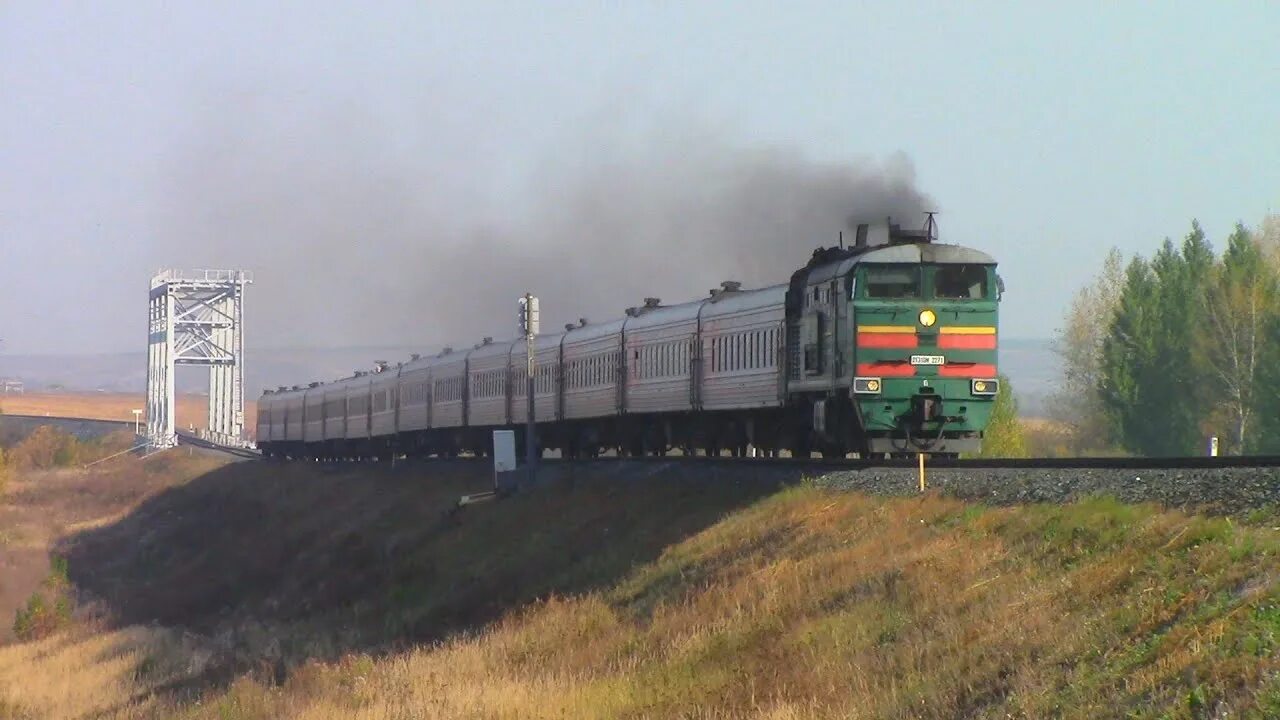 Поезд воркута новороссийск фото Тепловоз 2ТЭ10М-2271 с поездом Воркута - Новороссийск - YouTube