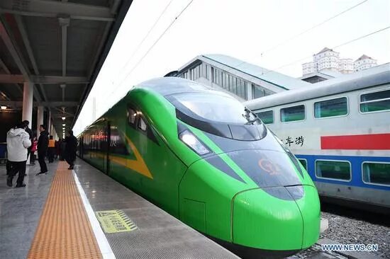 Поезд зеленый фото Fuxing bullet train debuts on Lanzhou-Chongqing line