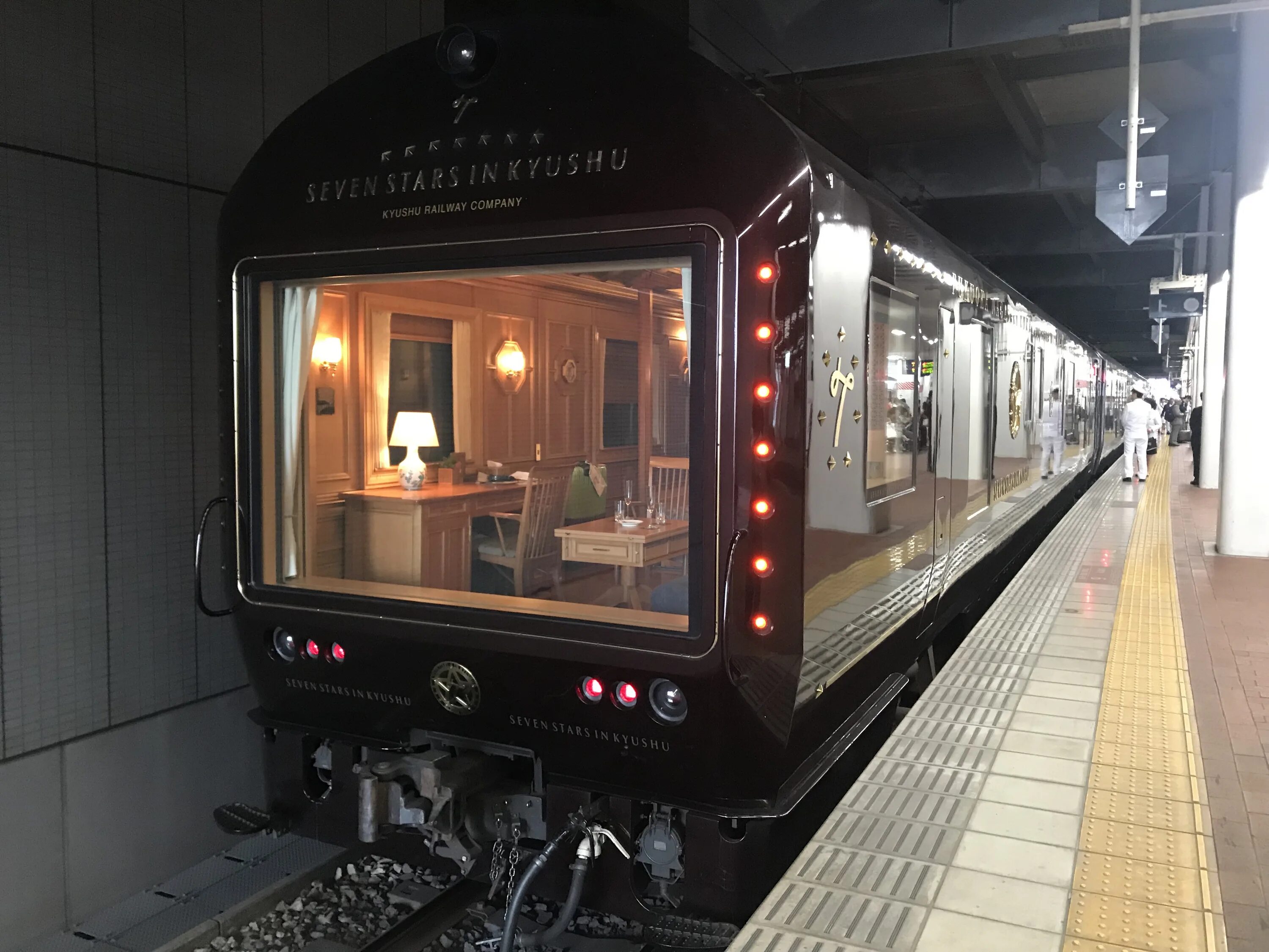 Поезд звезда фото File:Cruise train "Seven Stars in Kyushu" at Hakata Station 1.jpg - Wikimedia Co