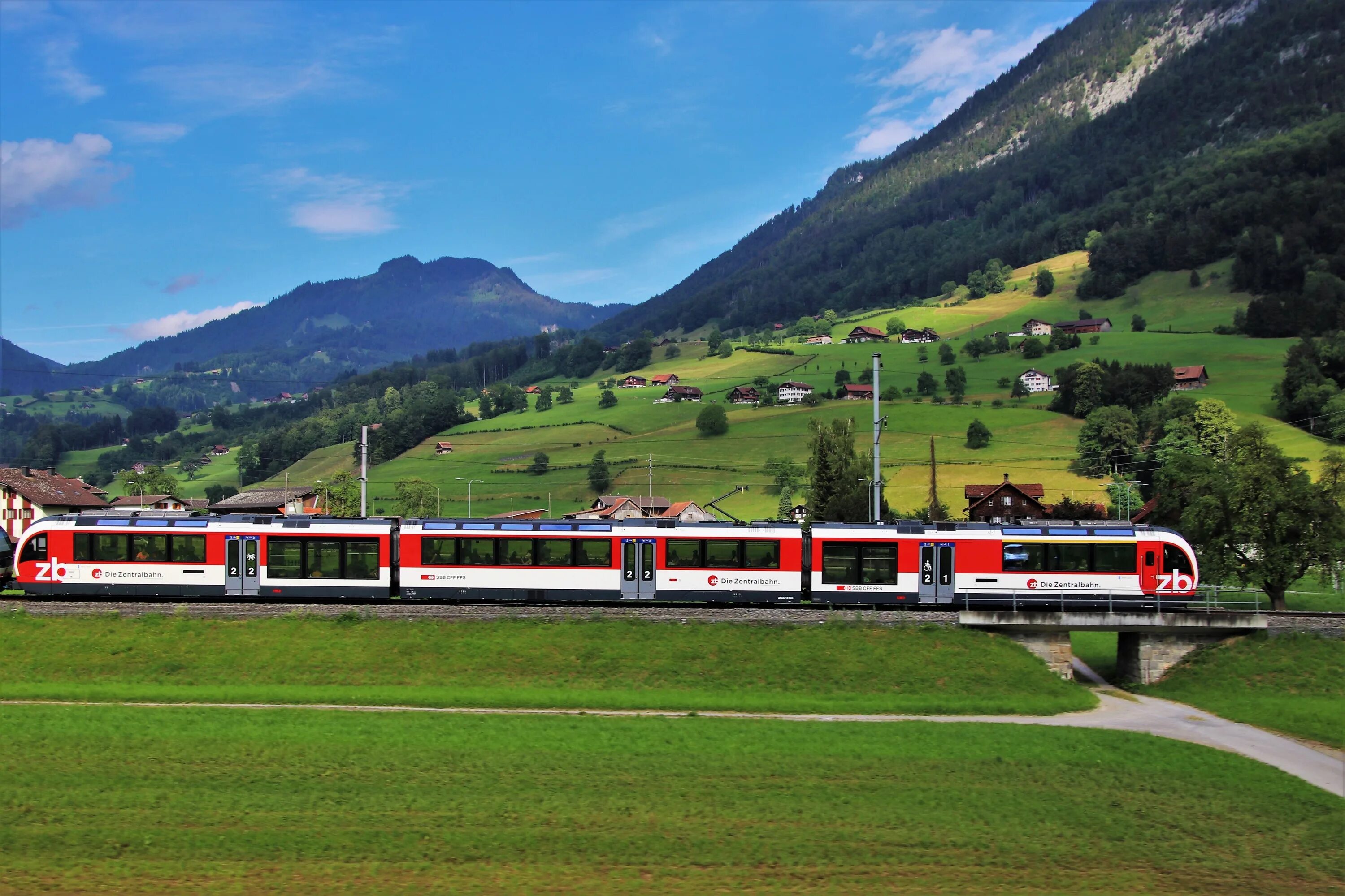 Поезда европы фото Contemporary passenger Train speeding at scenic mountains, switzerland free imag