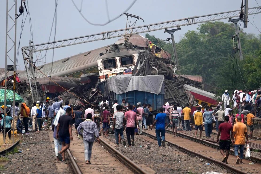 Поезда индии фото Despair and anguish stalks hospitals as India reels from devastating train crash