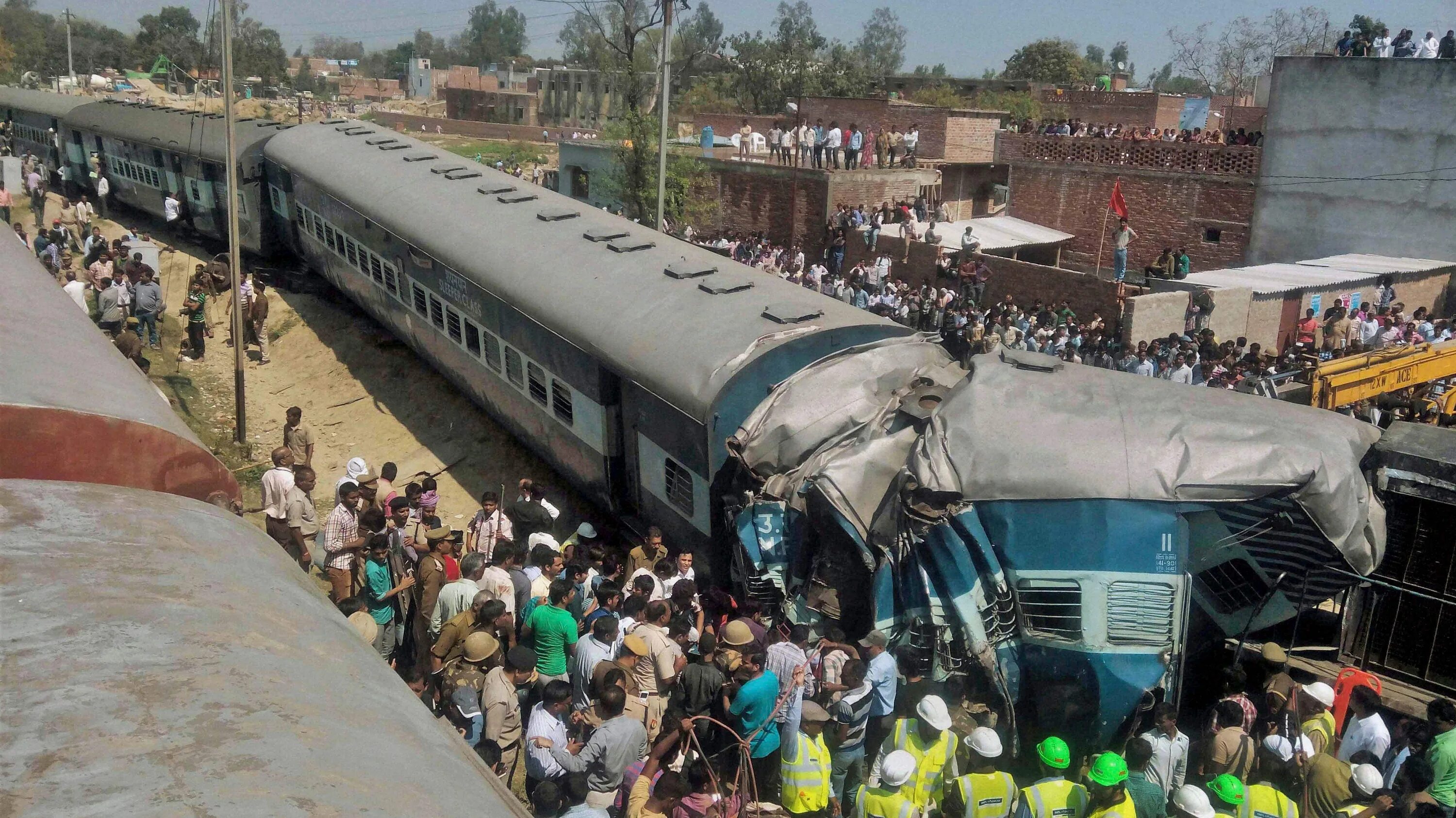 Поезда индии фото 26 dead as passenger train cars derail in India Fox News