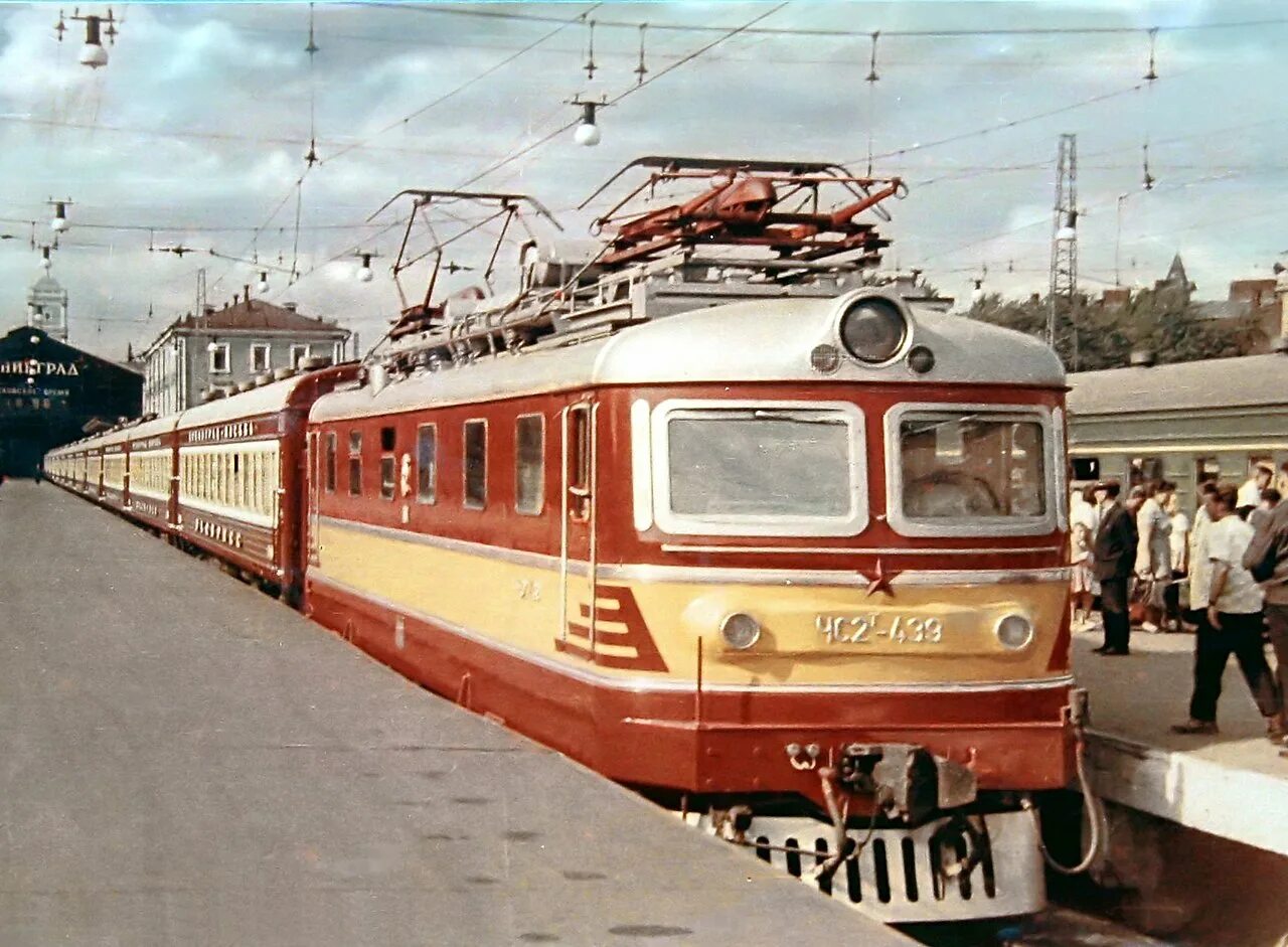 Поезда ссср фото На перроне Московского вокзала в Ленинграде. 1965 год.