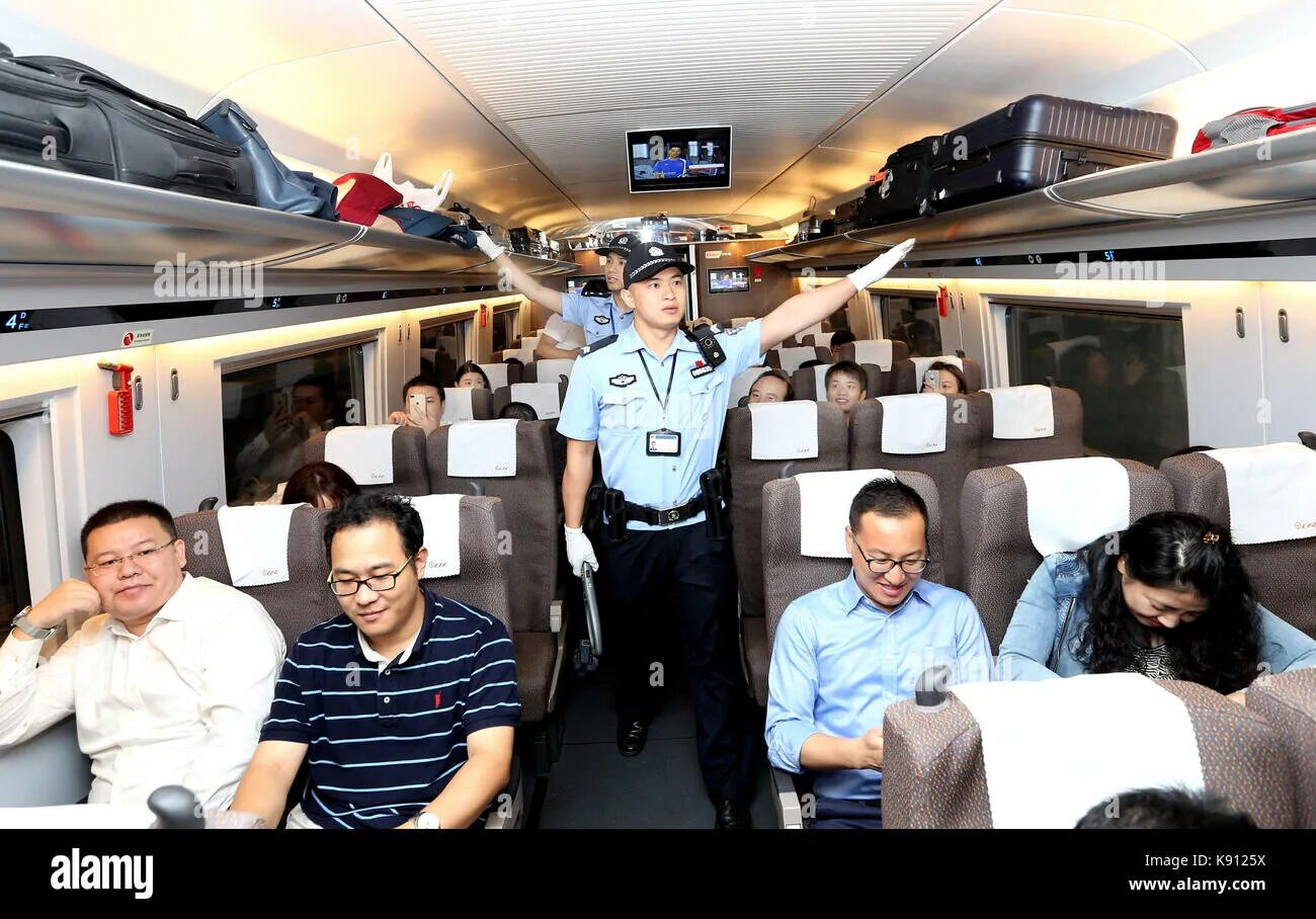 Поезда в китае фото Shanghai. 21st Sep, 2017. Policemen patrol on the G10 Fuxing bullet train runnin