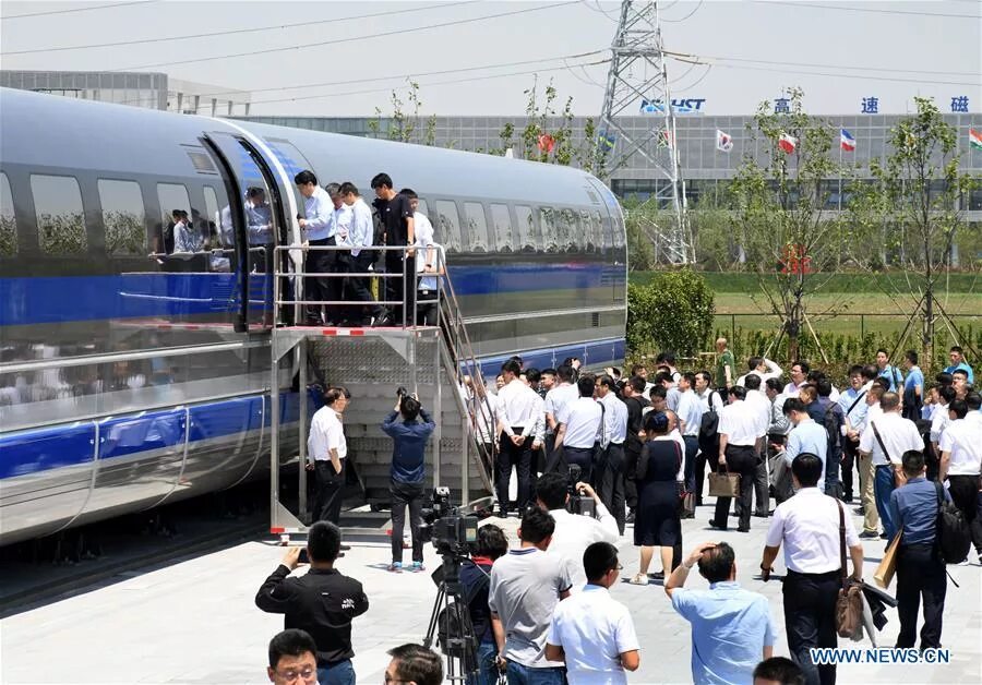 Поезда в китае фото China unveils 600 kph maglev train prototype english.scio.gov.cn