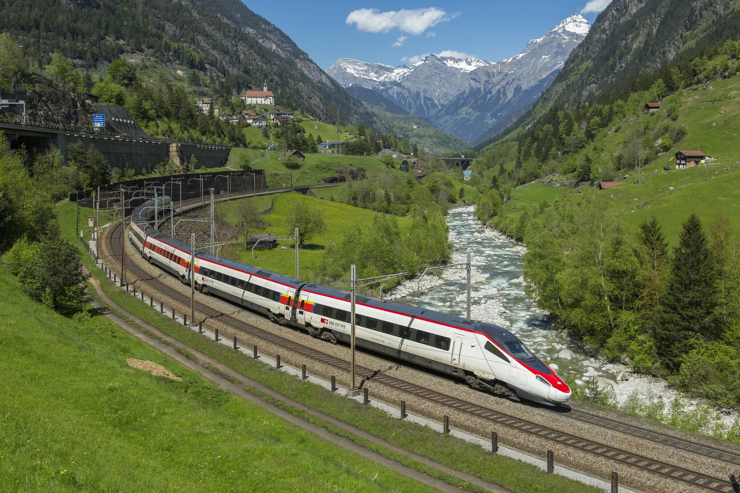 Поезда високе мито фото ETR 610 "Cisalpino due" of SBB between Gurtnellen and Wassen