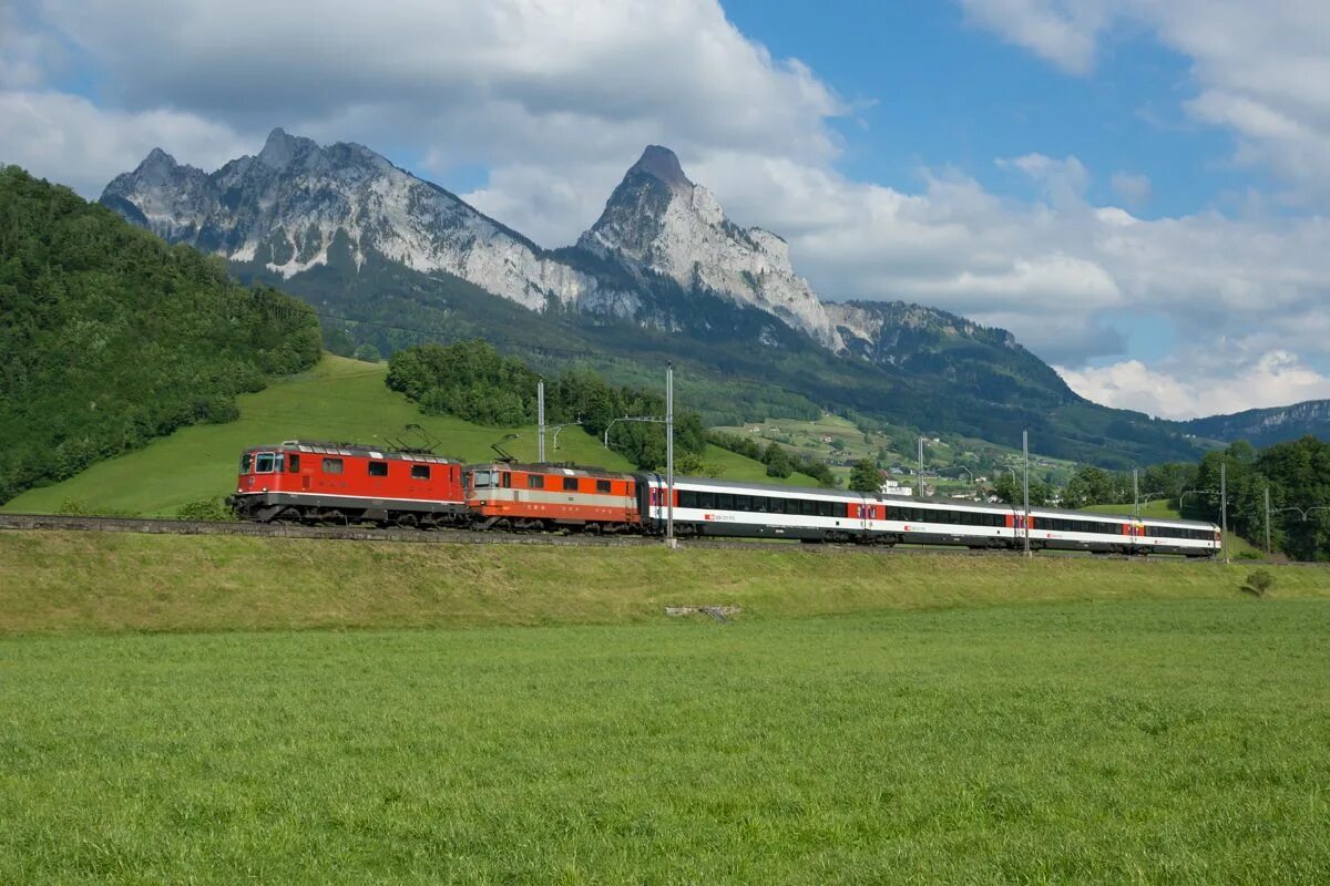 Поезда високе мито фото Re 4/4 II 11118 and Re 4/4 II 11109 with the EuroCity 158 towards Steinen - by S