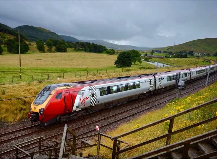 Поезда високе мито фото A Virgin train passes along the West Coast Main Line near Abington in Scotland G