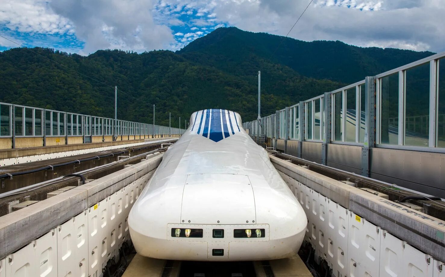 Поезда японии фото A new levitating shinkansen will get you from Tokyo to Osaka in about an hour Tr