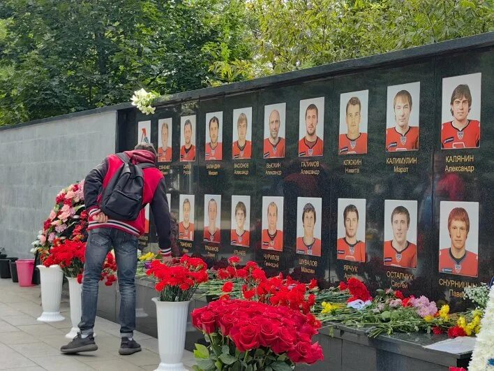 Погибшие локомотив ярославль список фото погибших На Леонтьевском кладбище почтили память хоккейной команды "Локомотив" Регионы Се