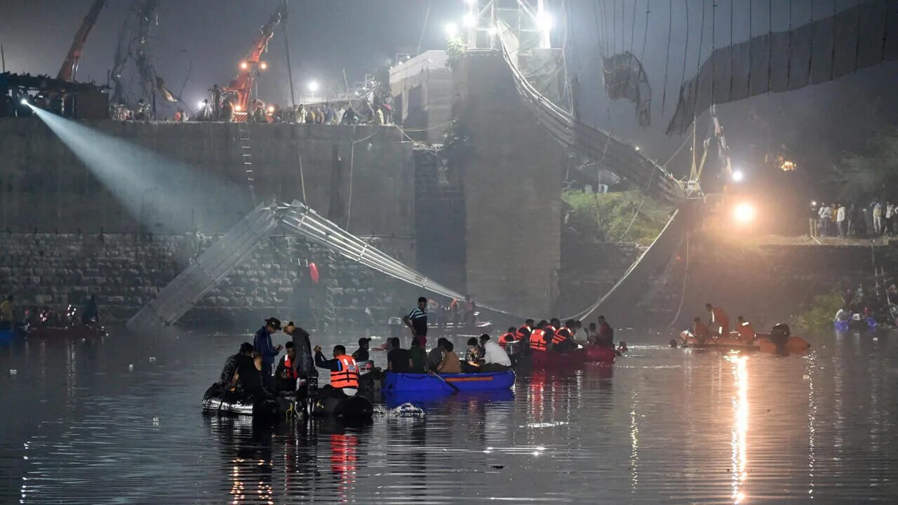 Погибшие на мосту фото Indian police arrest nine in connection with deadly bridge collapse