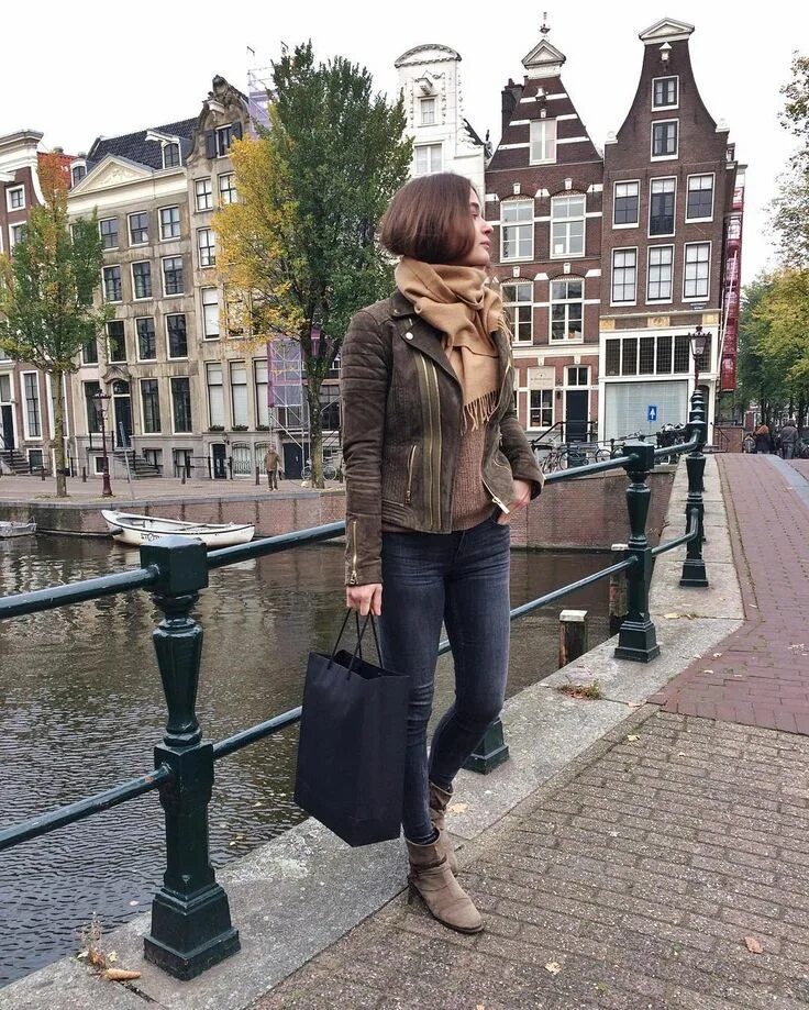 Погода 10 что одеть Strolling around #Amsterdam in my matching outfit. Love those grey days. Я обожа