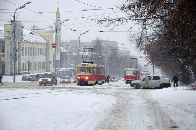 Погода в ижевске сегодня фото Фотосюжет: Ижевск завалило снегом, на борьбу со стихией вышло 130 спецмашин // И