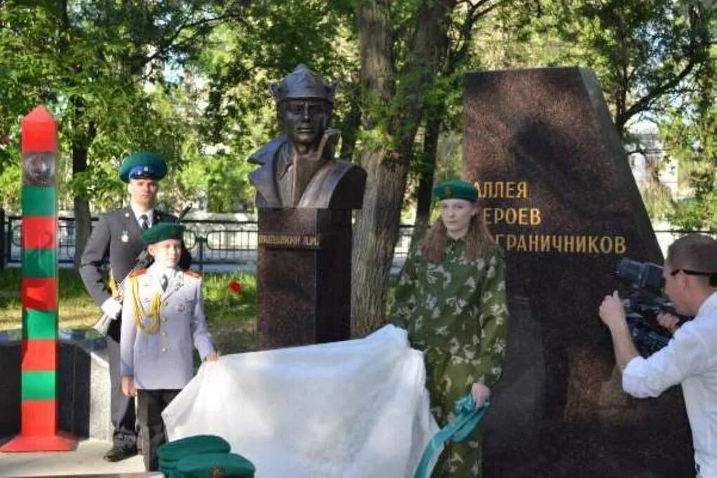 Пограничники герои россии фото День Пограничника в Саратове проходит в закрытом режиме, но Аллею героев-пограни
