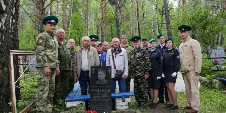 Пограничники герои россии фото Со всеми почестями. В Златоусте возложили цветы к могиле героя-пограничника Вита