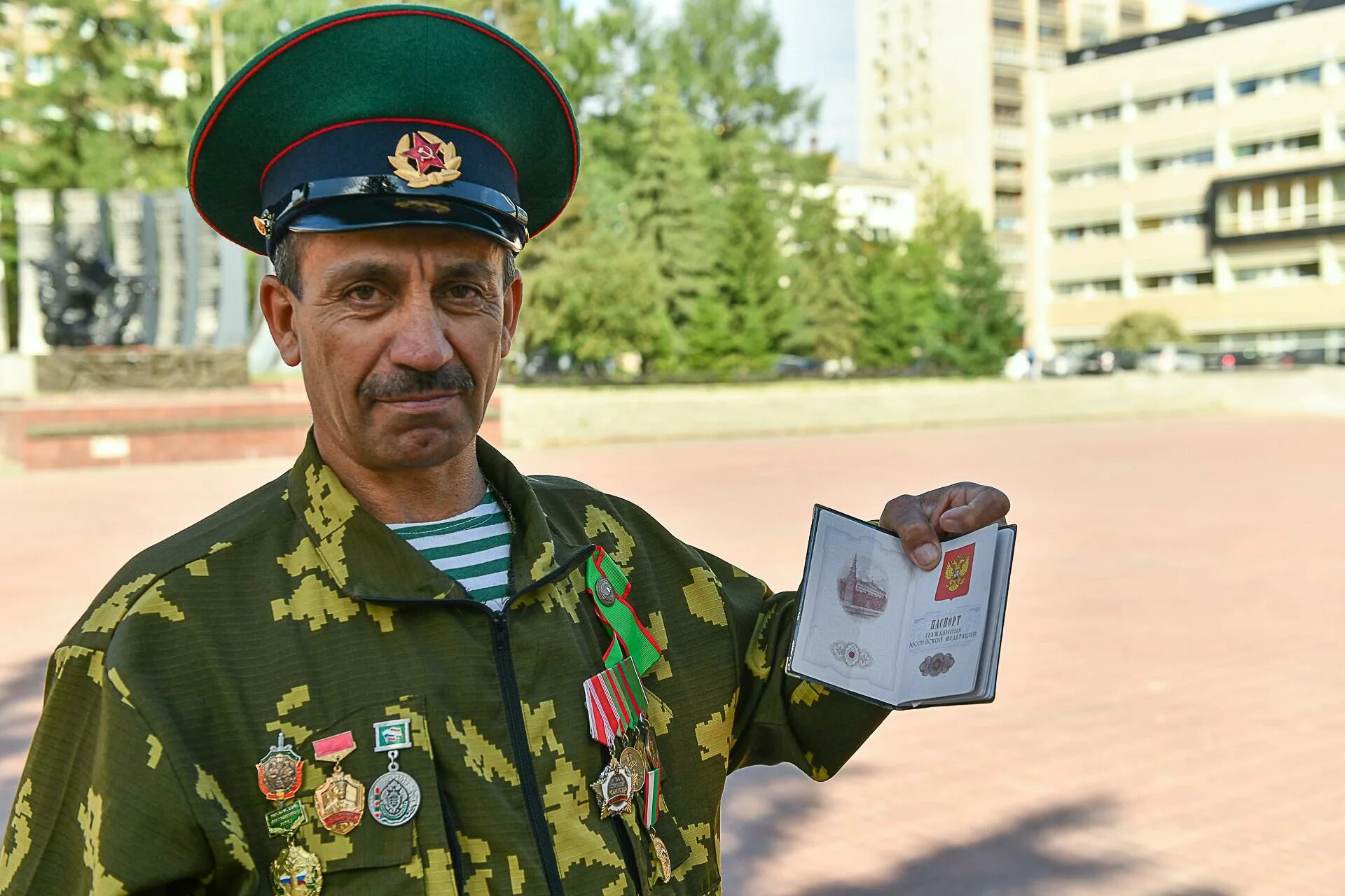 Пограничники герои россии фото Таджикский герой Мирбако Додоколонов, спасший товарищей от боевиков, стал гражда