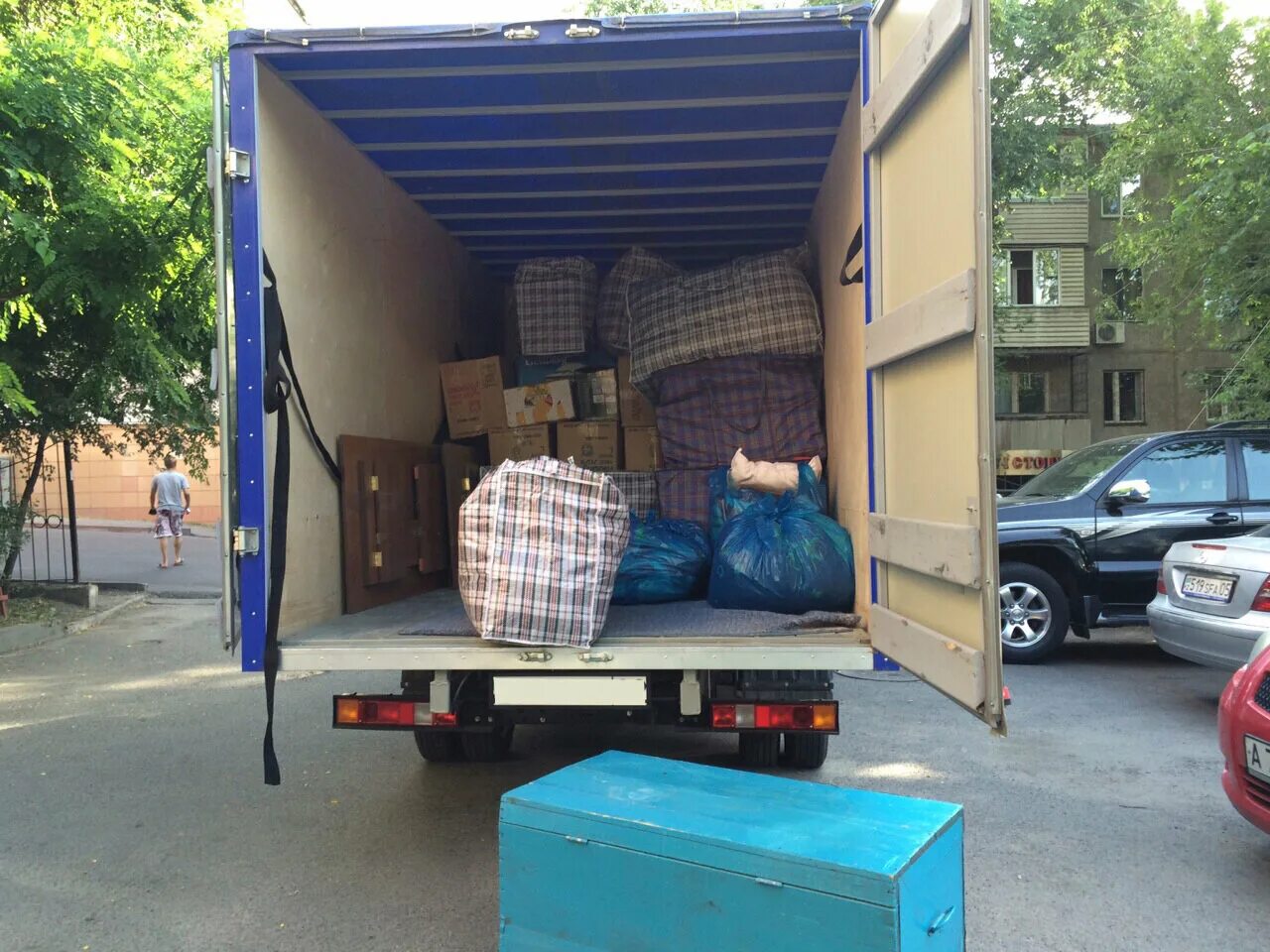 Погрузка газели фото Вывоз строительного мусора в Югорске: 95 водителей мусоровоза с отзывами и ценам