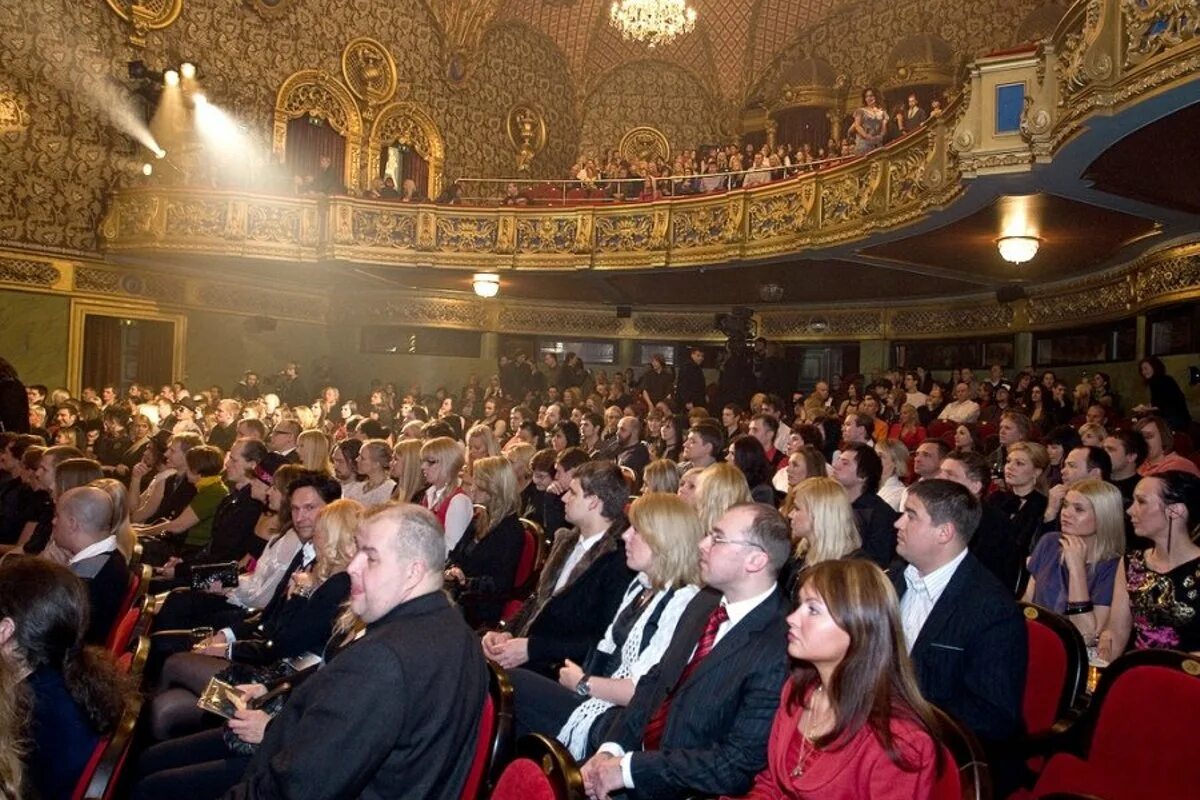 Поход в театр фото Vene teater võtab oma näitlejate asemel tööle Peterburi omi - Delfi