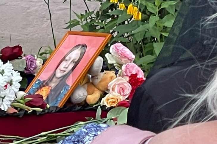 Family buries 4-year-old Ukrainian girl killed in Russian missile attack - YouTu