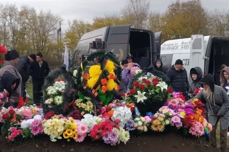 Похороны 4 детей в красноярском фото Смысл жизни в малыше". Мама 4 отравившихся детей в Сибири родила мальчика АиФ Кр