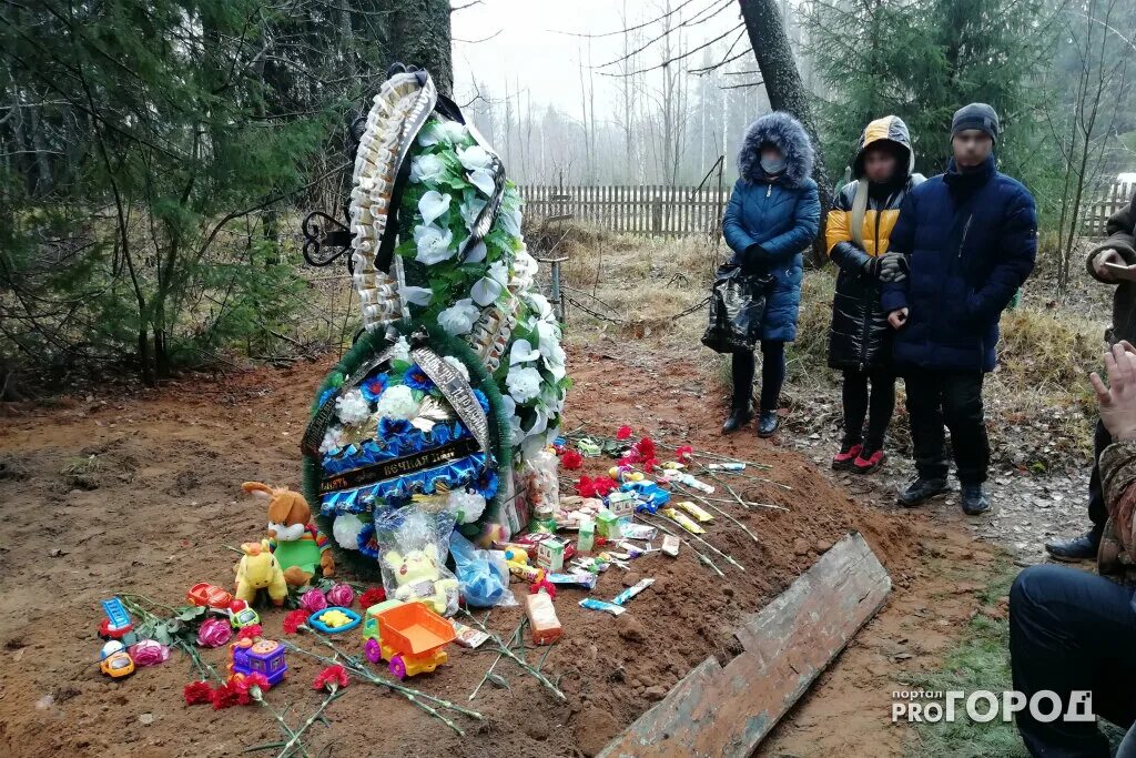 Похороны 4 детей в красноярском крае фото Брать детей на похороны нужно. Торжество православия Дзен