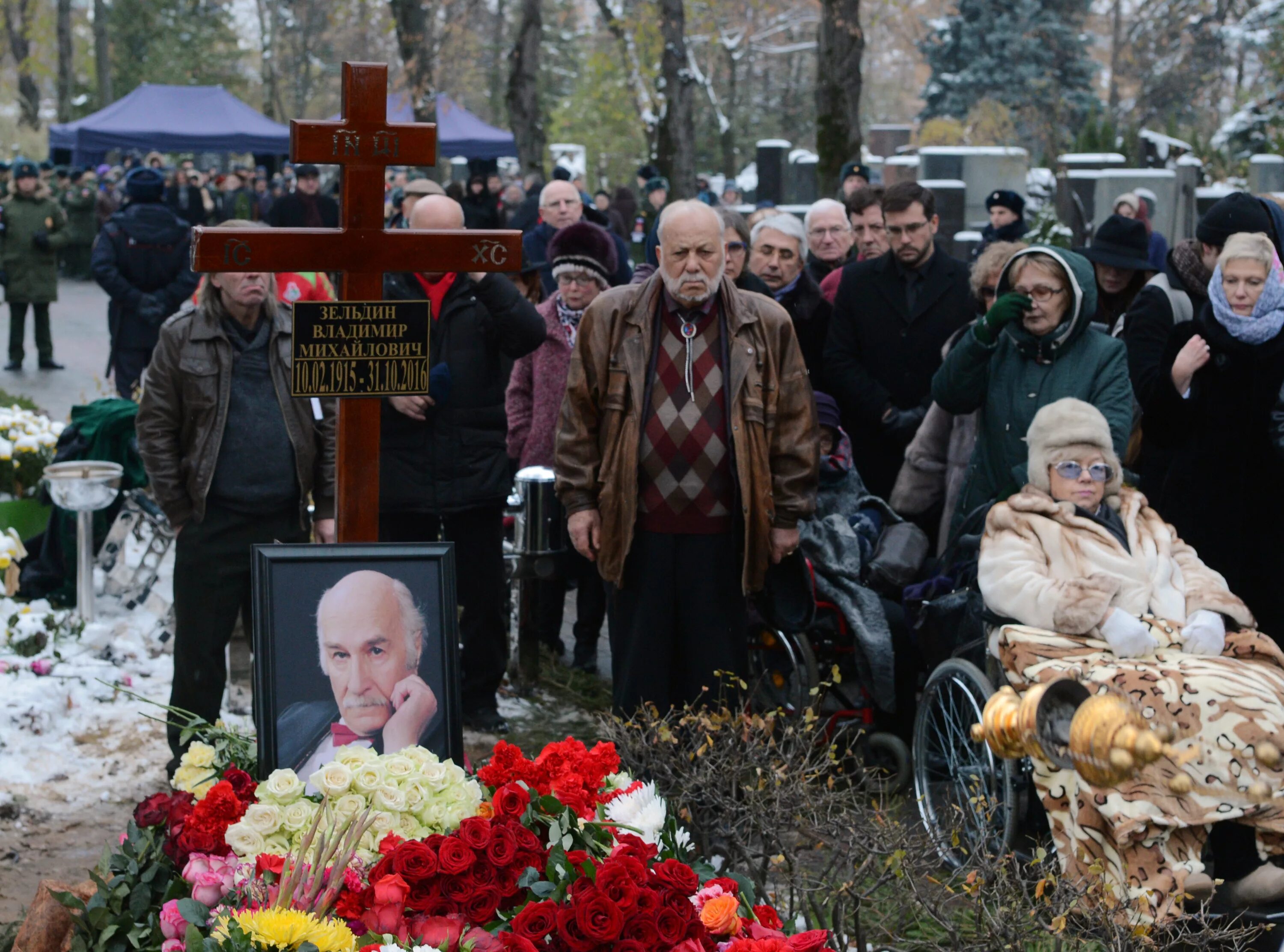 Похороны актера сегодня в москве фото Зельдина похоронили на Новодевичьем кладбище рядом с могилами Ландау и Дурова