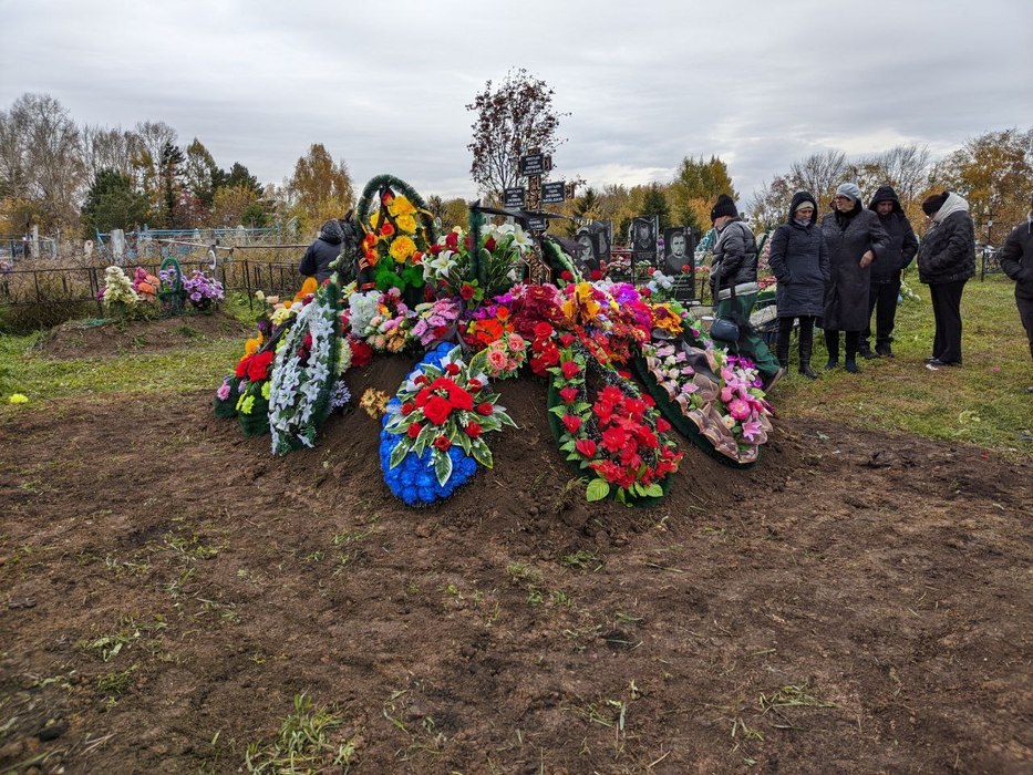 Похороны четверых детей в красноярском крае фото Четыре маленьких гроба: в Красноярском крае похоронили погибших от дихлофоса дет