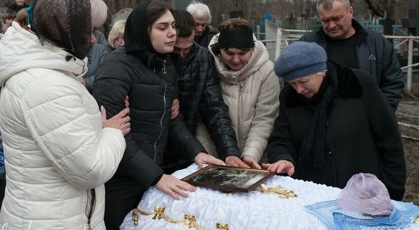 Похороны детей отравившихся пельменями фото Минздрав: 16 детей погибли в Украине с начала войны Report.az