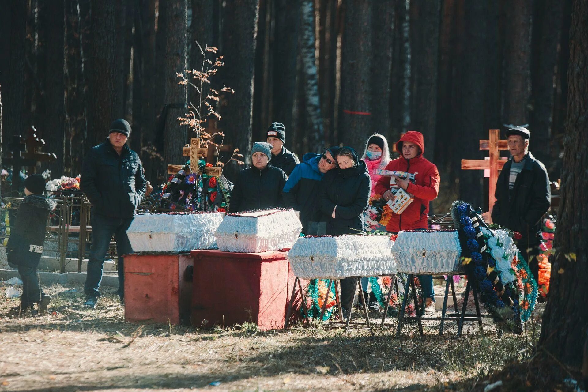 Похороны детей в красной сопке фото Душераздерающий фоторепортаж с похорон детей, погибших 30 сентября 2020 в пожаре