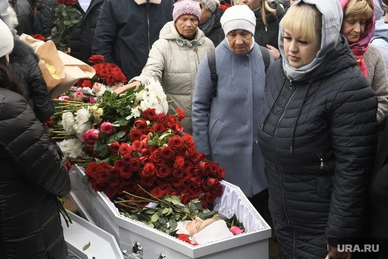 Похороны детей в красной сопке фото На Урале на отпевание убитой за машину женщины пришел ее бывший муж. ФОТО. ВИДЕО