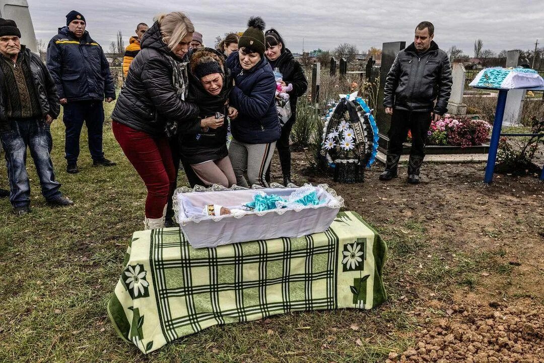 Похороны детей в красноярске фото Глава Минобороны Чехии прокомментировала душераздирающее фото из Украины - vineg