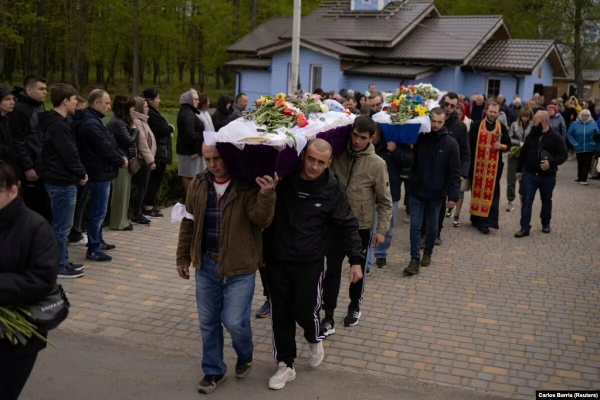 Похороны детей в тольятти фото Погибли от удара российской ракеты: в Умани похоронили двоих детей