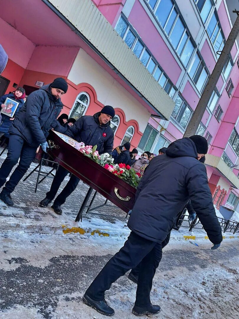 Похороны девочек в тольятти фото 08.10 2024 Сегодня прошли похороны девочки, которая была сбита на улице Мельникова - Новост