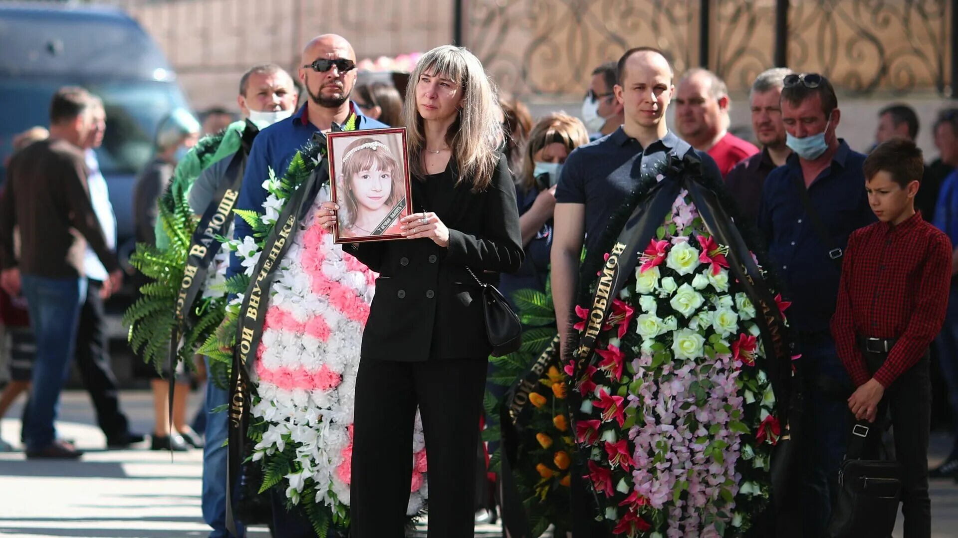 Похороны девочек в тольятти фото В Волгограде похоронили баскетболисток, погибших в ДТП на Ставрополье - РИА Ново