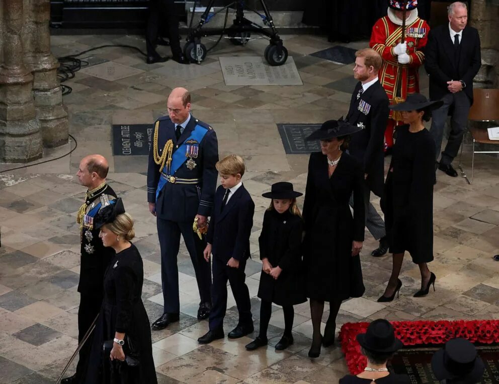 Похороны королевы елизаветы 2 фото Prince George, Princess Charlotte join William and Kate at Queen Elizabeth II's 