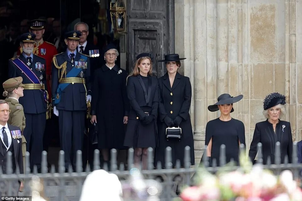 Похороны королевы елизаветы 2 фото Princesses Beatrice and Eugenie appear to leave the Queen's funeral early... bef