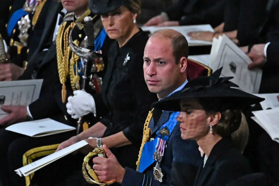 Похороны королевы елизаветы 2 фото Photos: Royal family visibly shaken, emotional at Queen Elizabeth II's funeral s