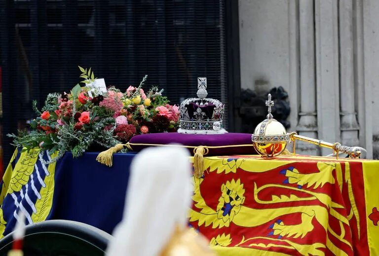 Похороны королевы елизаветы 2 фото I simboli al funerale della Regina Elisabetta II: corona, bandiera, globo e scet