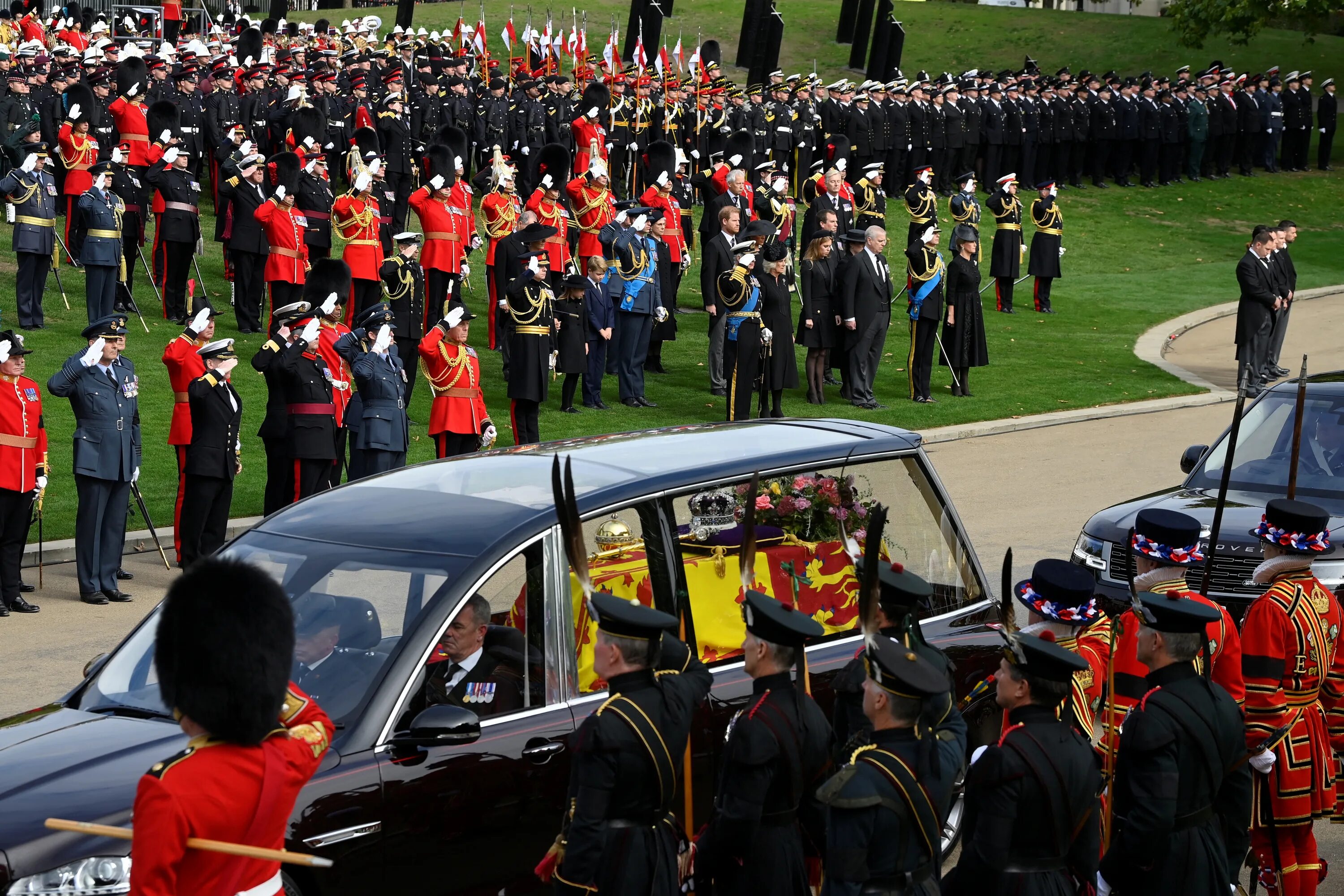 Похороны королевы елизаветы фото Queen’s coffin passes Buckingham Palace in moving farewell on final journey befo