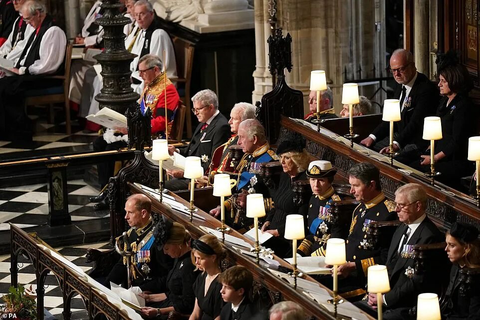 Похороны королей фото Queen's funeral: Queen consort Camilla looks sombre in all black Daily Mail Onli