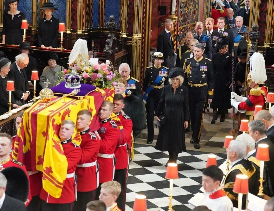 Похороны королей фото Excellent' clean-up teams working 'round the clock' after Queen’s funeral