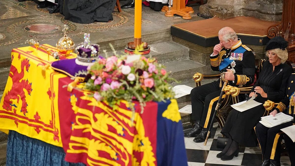 Похороны королей фото Prince Harry appeared 'traumatized' at Queen Elizabeth II's funeral while seated