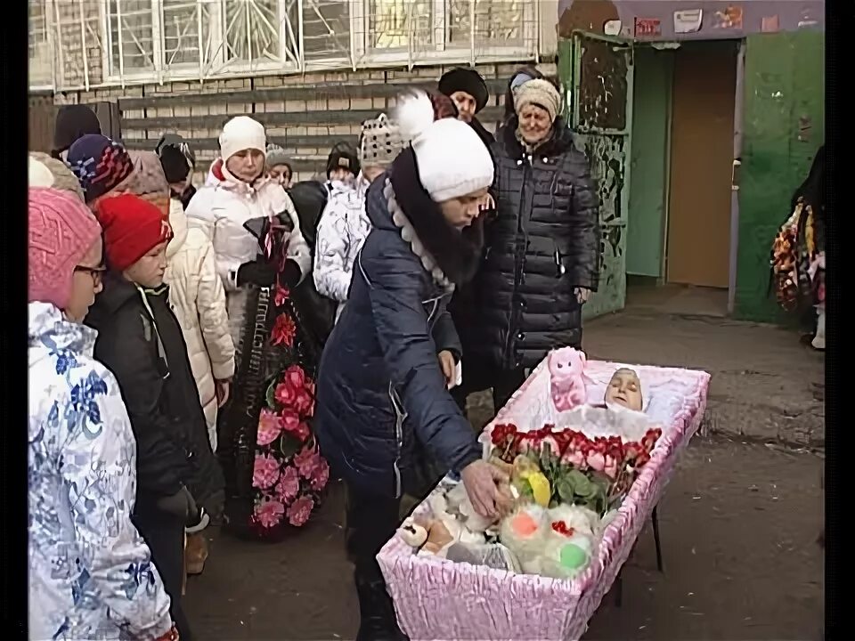 Похороны погибших детей в красноярском крае фото Близкие простились с утонувшей в бассейне челнинской школьницей. Следствие продо