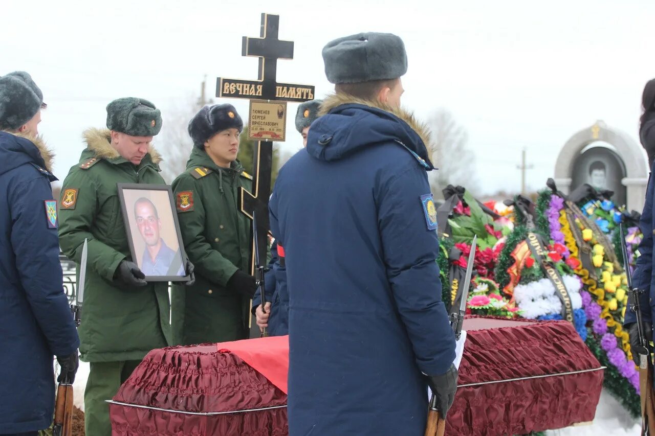 Похороны романа мадянова фото прощание В Тверской области простились с погибшим на Украине Сергеем Тюменевым - ТИА