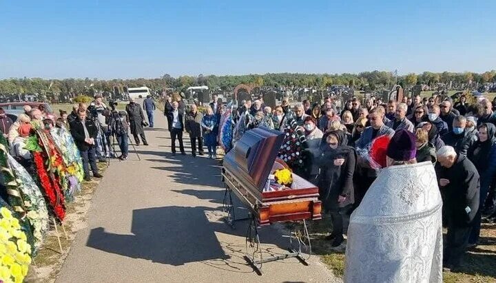 Похороны романа модянова фото Нардепа Антона Полякова відспівали у Спасо-Преображенському соборі міста Черніго