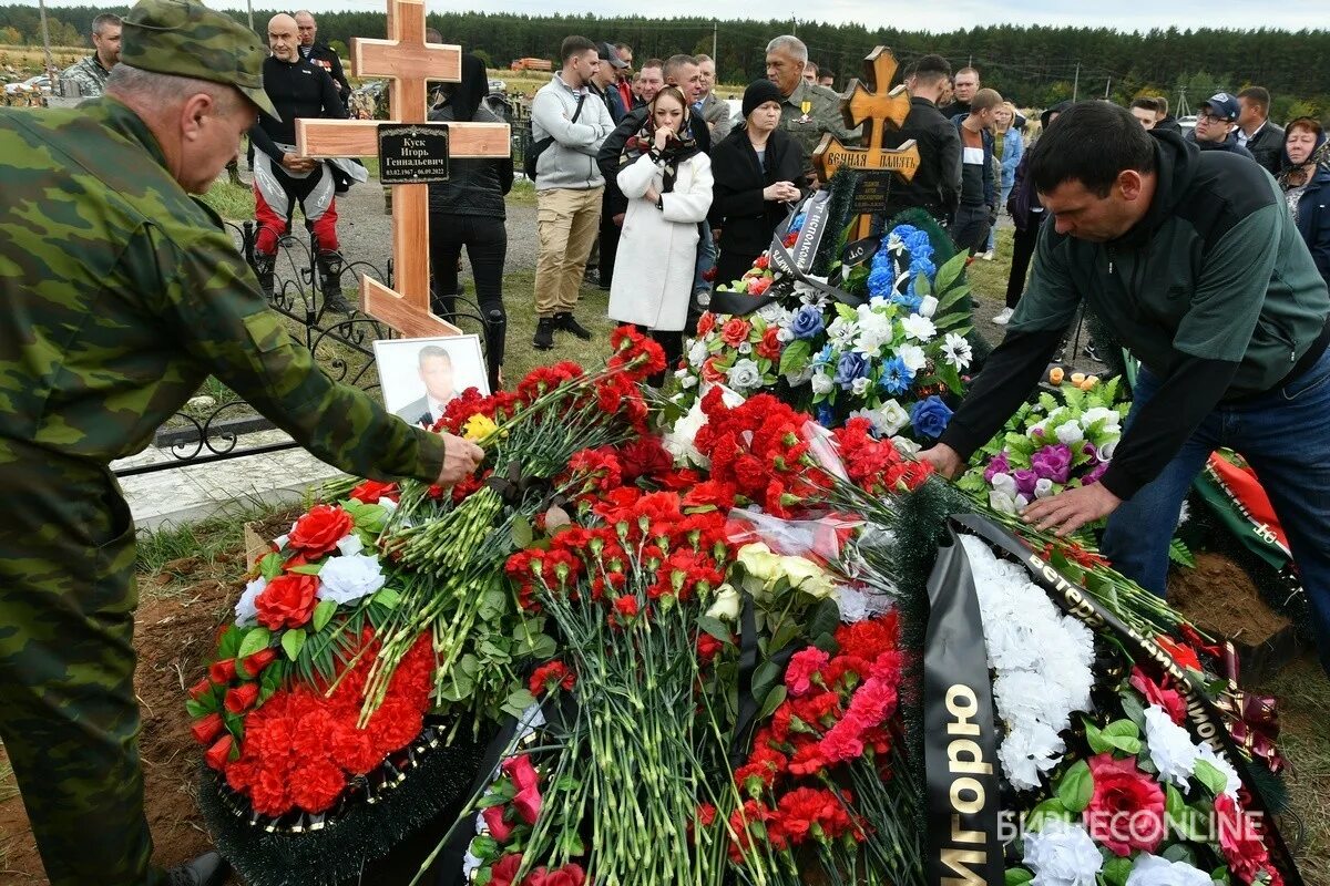 Похороны сестер в тольятти фото Осужденный лидер нижнекамской ОПГ "Кусковские" погиб в ДНР. Сегодня прошли его п