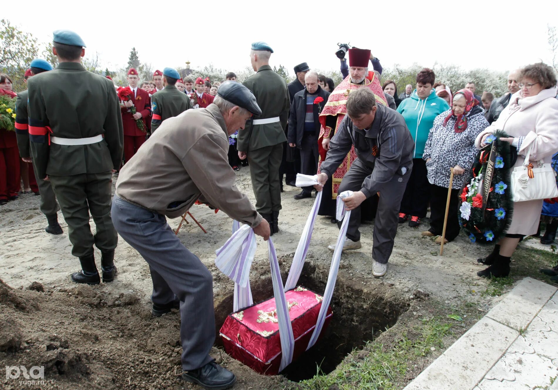 Похороны в деревне фото На Ставрополье торжественно похоронили останки героя войны